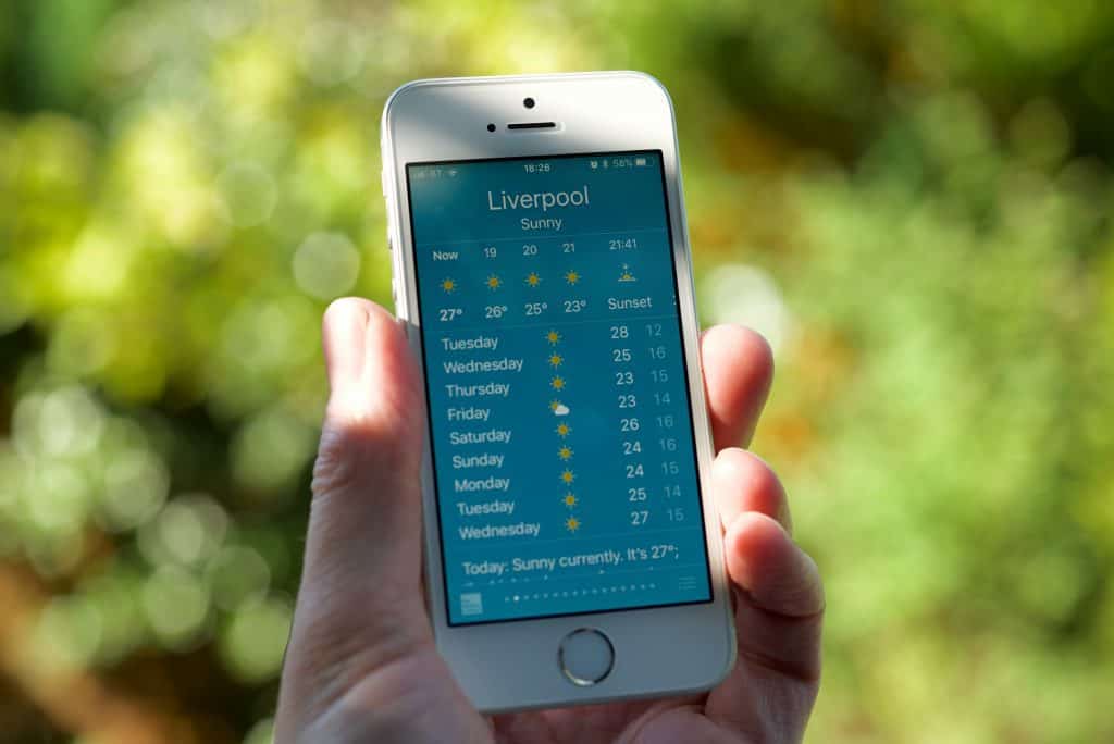 Mobile phone showing rising temperatures in the UK